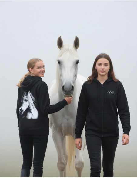 Deux fille portant le même sweat