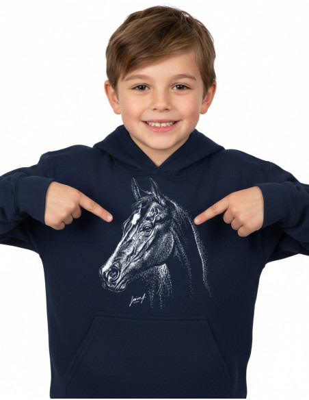 Enfant portant un sweat avec cheval.