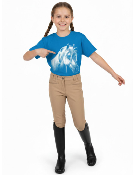 Jeune fille avec t-shirt bleu.