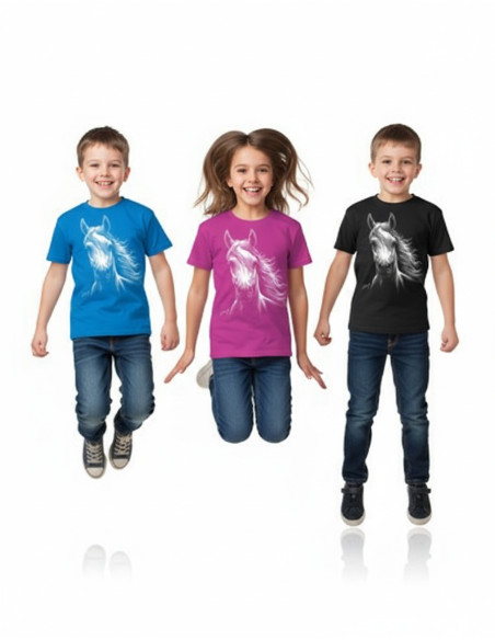 Trois enfant qui sautent avec leur t-shirt cheval.