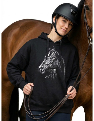 Femme portant le sweat "Portrait cheval"