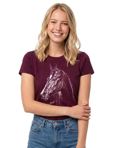 Femme portant t-shirt cheval bordeaux.